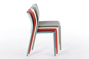 Gestapelt nehmen unsere Lurano Kunststoffstühle wenig Platz ein